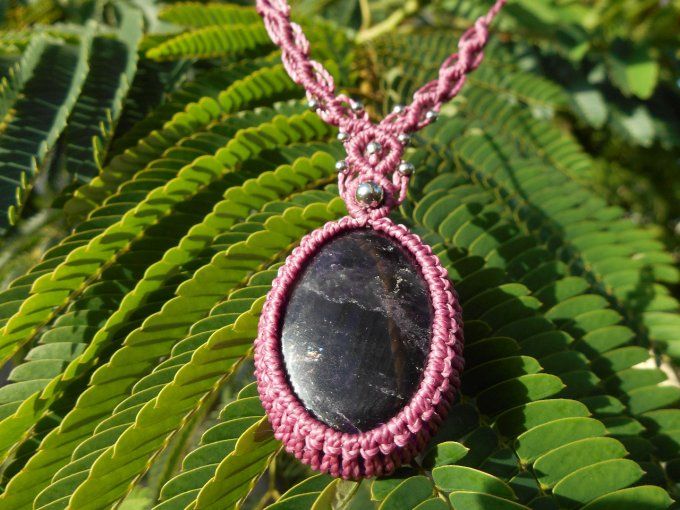 Collier avec tissage mauve, améthyste et acier inoxydable (Réf. CO ANJ24037) 