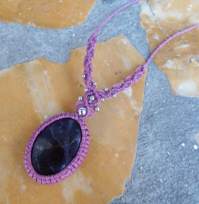 Collier avec tissage mauve, améthyste et acier inoxydable (Réf. CO ANJ24037) 