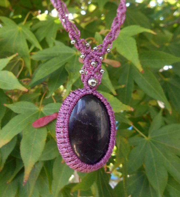 Collier avec tissage mauve, améthyste et acier inoxydable (Réf. CO ANJ24037) 
