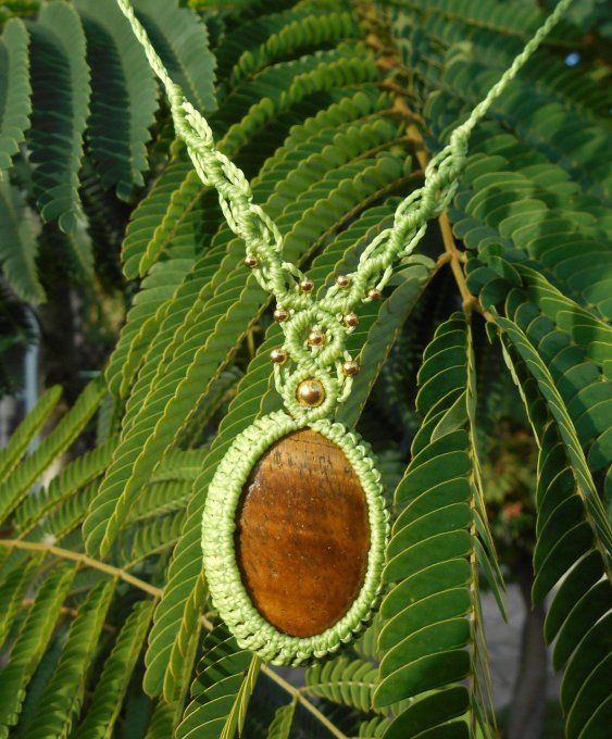 Collier avec tissage vert clair, œil de tigre et acier inoxydable doré (Réf. CO ANJ24039)
