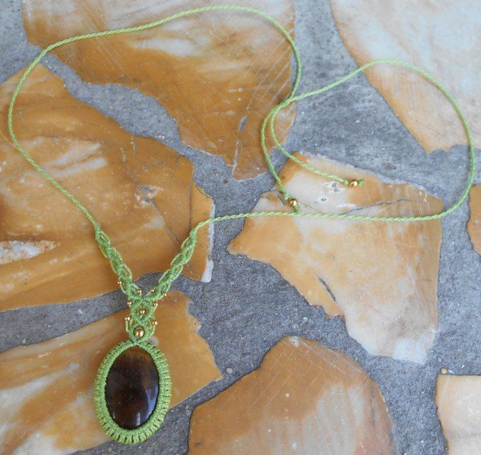 Collier avec tissage vert clair, œil de tigre et acier inoxydable doré (Réf. CO ANJ24039)