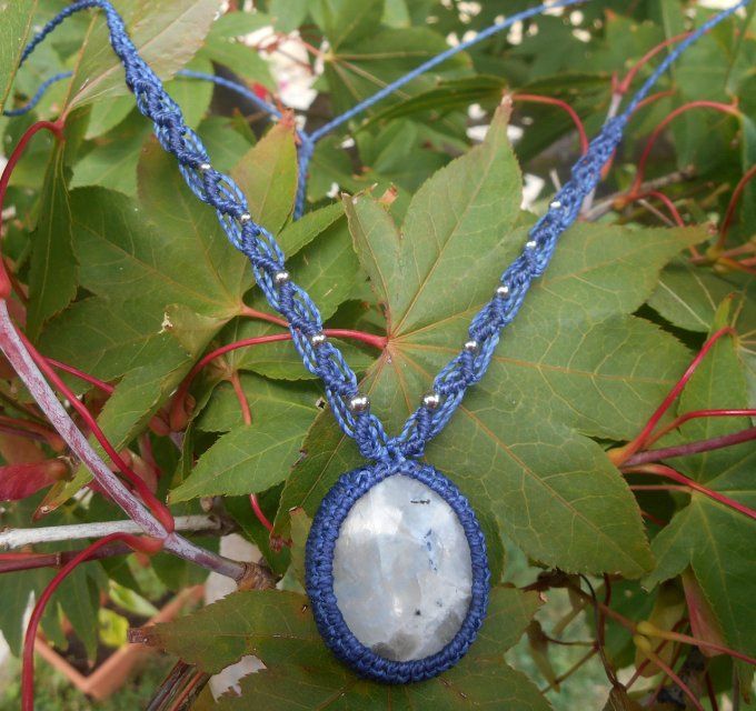 Collier avec tissage bleu nuit, pierre de lune et acier inoxydable  (Réf. CO ANJ24040)