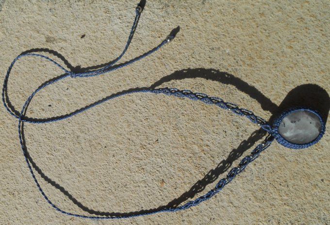 Collier avec tissage bleu nuit, pierre de lune et acier inoxydable  (Réf. CO ANJ24040)