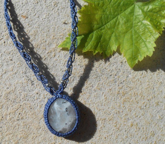 Collier avec tissage bleu nuit, pierre de lune et acier inoxydable  (Réf. CO ANJ24040)