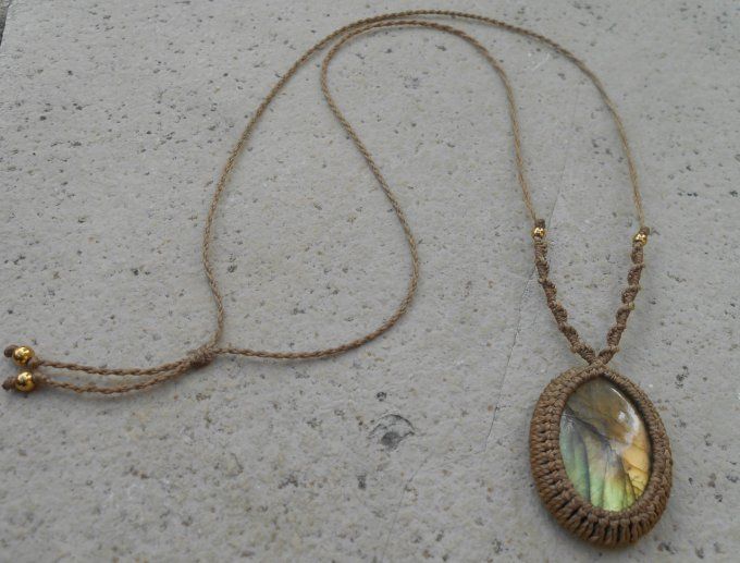 Collier avec tissage marron, labradorite et acier inoxydable doré (Réf. CO ANJ24041)