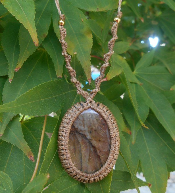 Collier avec tissage marron, labradorite et acier inoxydable doré (Réf. CO ANJ24041)