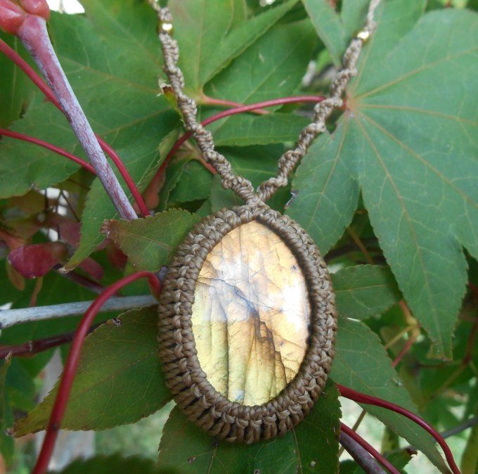 Collier avec tissage marron, labradorite et acier inoxydable doré (Réf. CO ANJ24041)