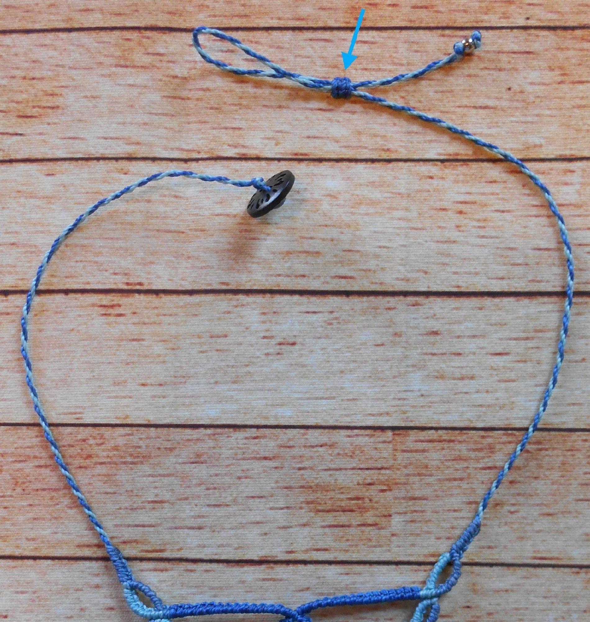 ↑ collier avec fermeture bouton ↑ collier avec fermeture bouton
