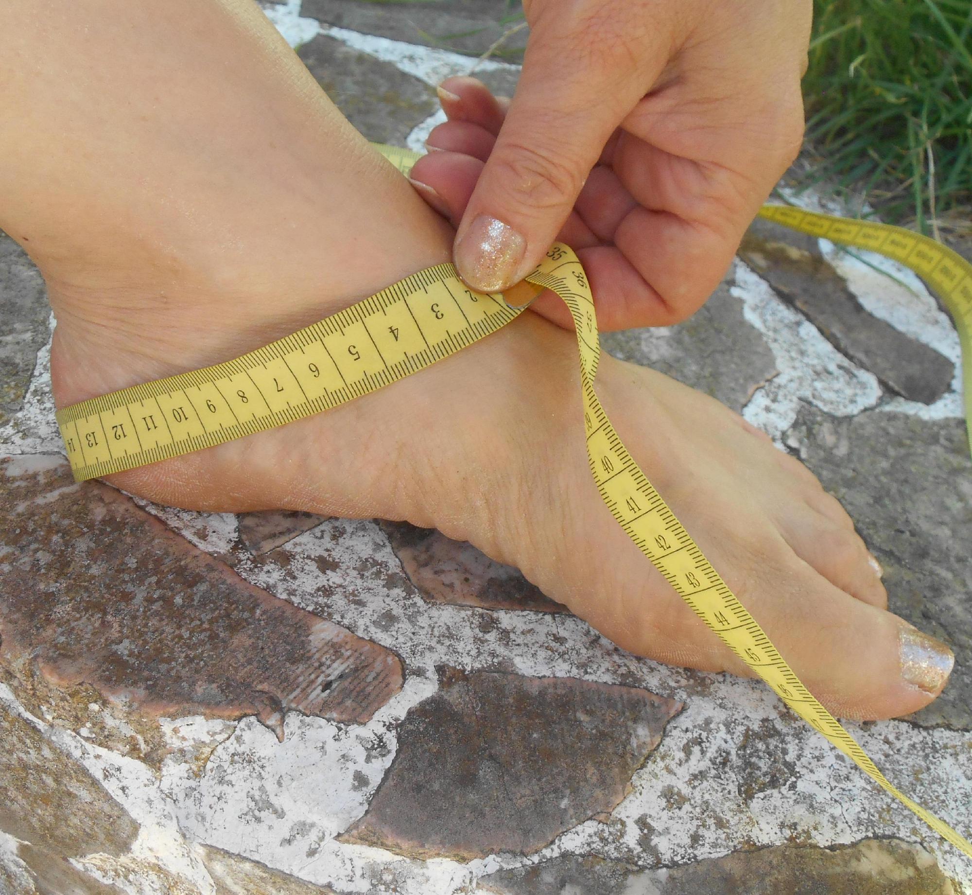 ↑ mesure du périmètre autour du talon de pied et le devant de la cheville ↑ mesure du périmètre autour du talon de pied et le devant de la cheville