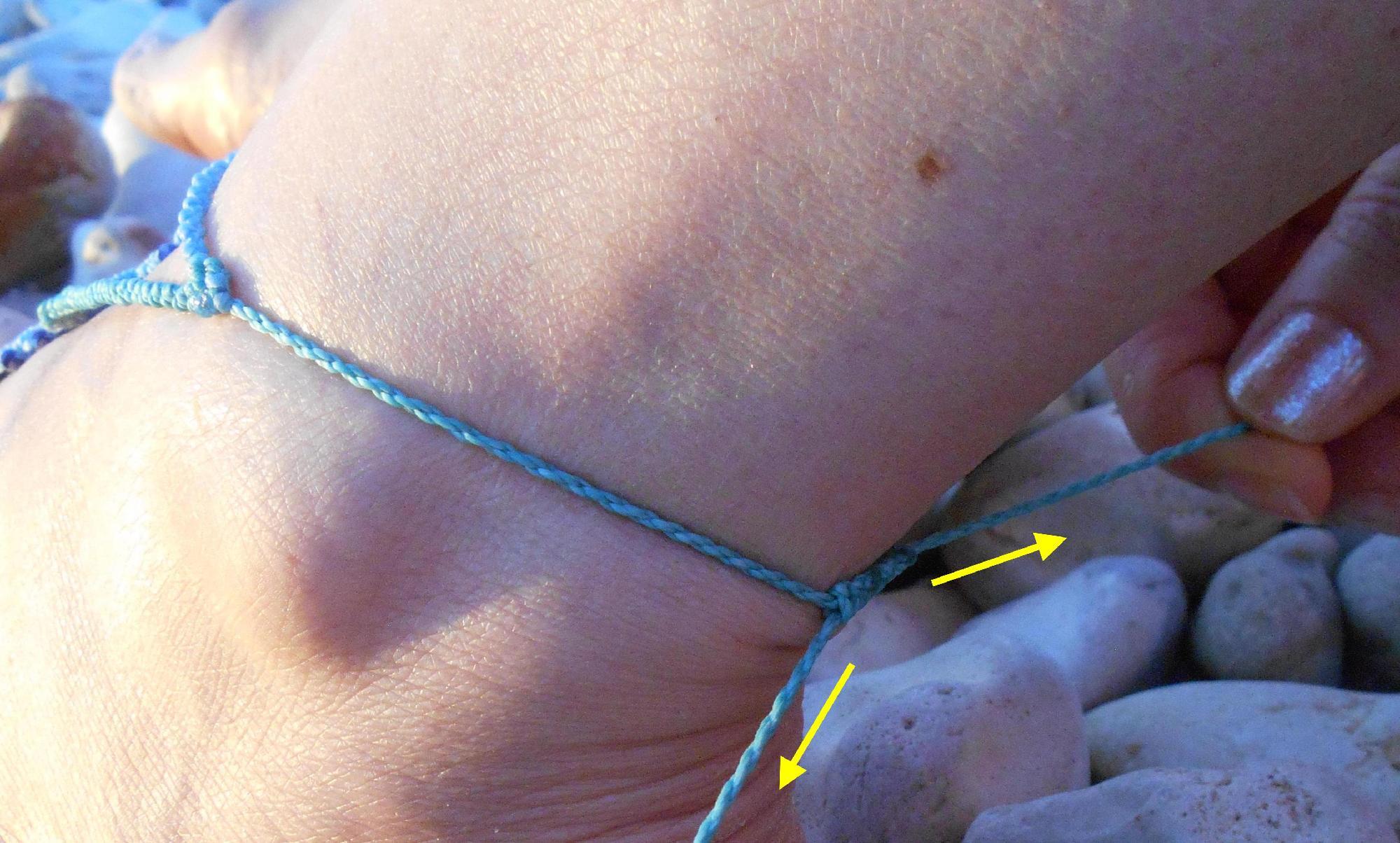 ↑ enfilage bijou de pied, étape 6 (ajustement du périmètre) ↑ enfilage bijou de pied, étape 6 (ajustement du périmètre)