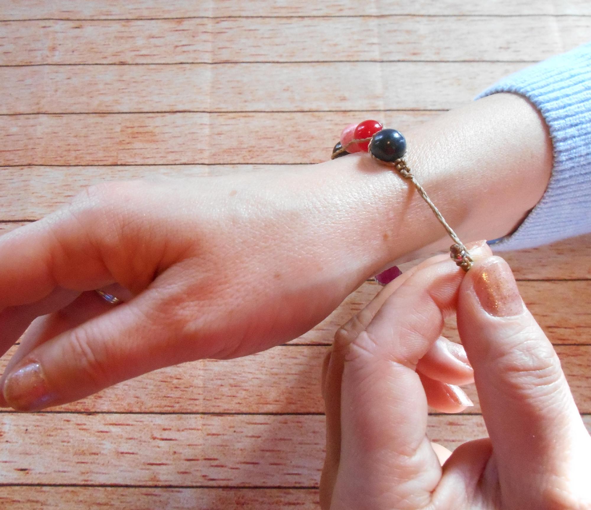 ↑    serrage autour du poignet, étape 1