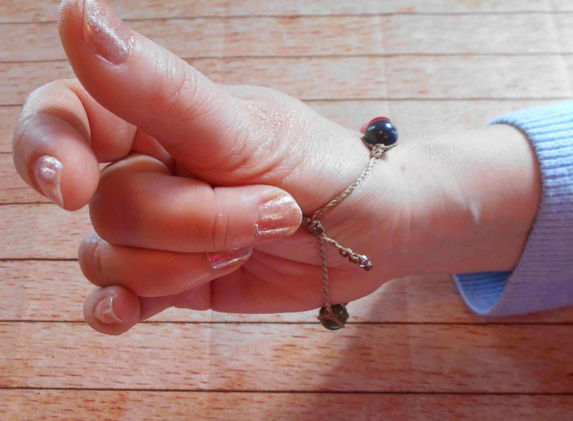 ↑    serrage autour du poignet, étape 2