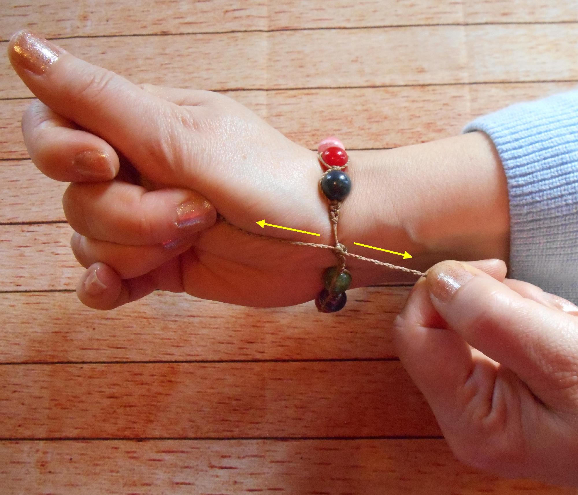  ↑    serrage autour du poignet, étape 4