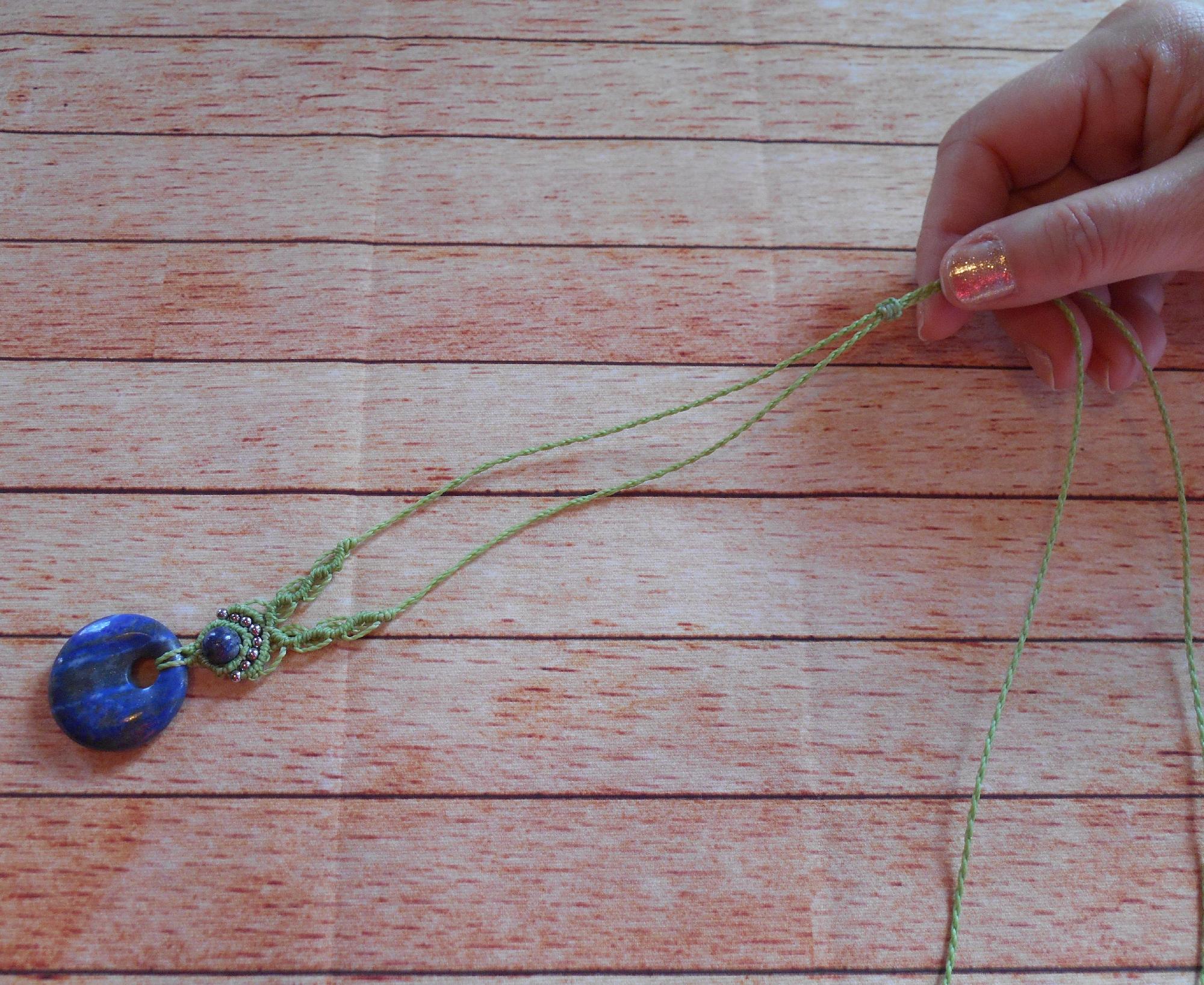  ↑    coulisser le noeud d'un collier, étape 5